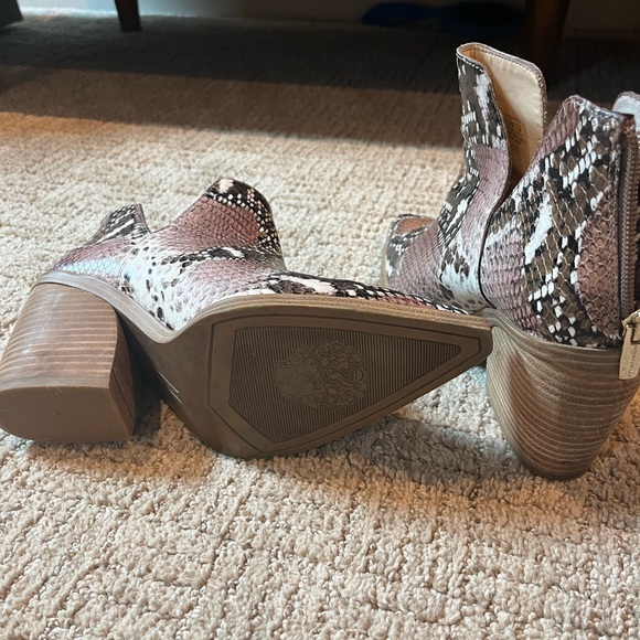 Vince camuto, women’s booties, size 8.5 - Picture 3 of 6